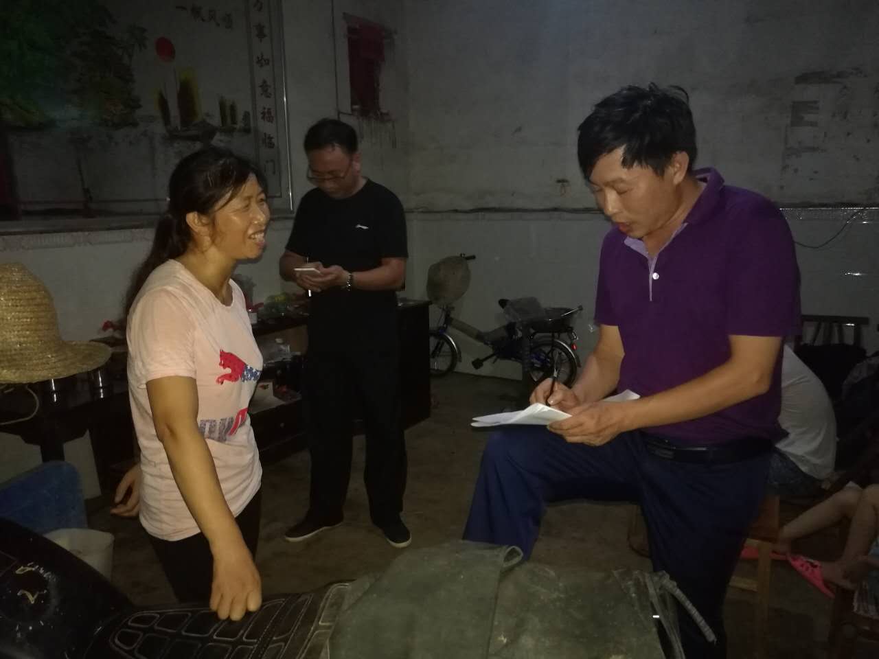 新干县医保局开健康扶贫展民情夜访活动