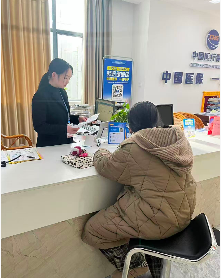 赣州市医疗保障局寻乌分局：居住证搭起保障桥 医保服务暖异乡——跨省参保背后的跨部门温情